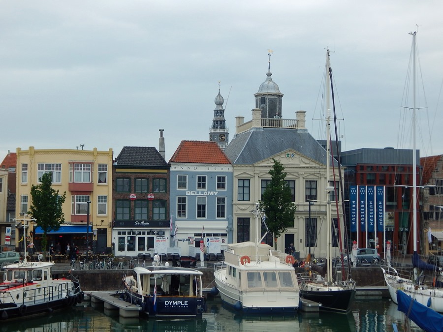Moderne Boote vor historischer Kulisse - der Yachthafen von Vlissingen