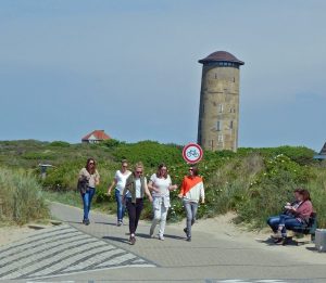Junge Leute auf Wanderweg Strand Domburg