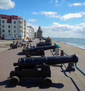 Geschichte von Vlissingen: historische Kanonen auf dem heutigen Boulevard