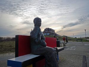 Statue auf Bank in Domburg am Strand