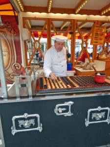 Waffelbäcker auf Wochenmarkt Domburg