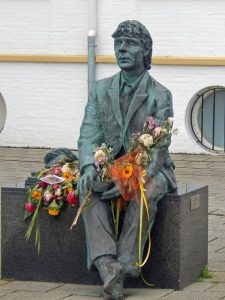 Statue mit Blumen am Boulevard von Vlissingen