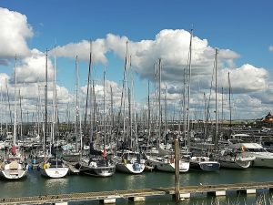 Rund 600 Segelboote im Hafen von Colijnsplaat