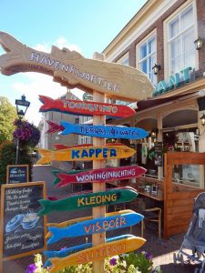 Hinweischild Geschäfte in Zierikzee