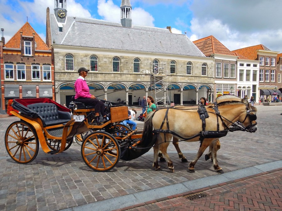 Marktplatz Zierizee mit Pferdekutsche