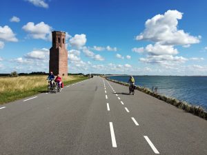 Radfahrer an der Oosterschelde bei Koudekerke