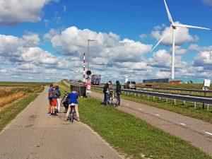 Spannenster Teil der Radrundfahrt Oosterschelde: Zeelandbrücke Rampe Noord-Beveland mit Radfahrern