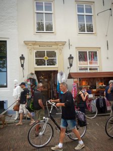 Geschäft mit Passanten in Veere