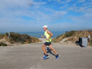 Läufer vor Nordseekulisse beim Kustmarthon 2018