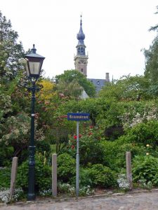 Rathausturm Veere mit Garten im Vordergrund