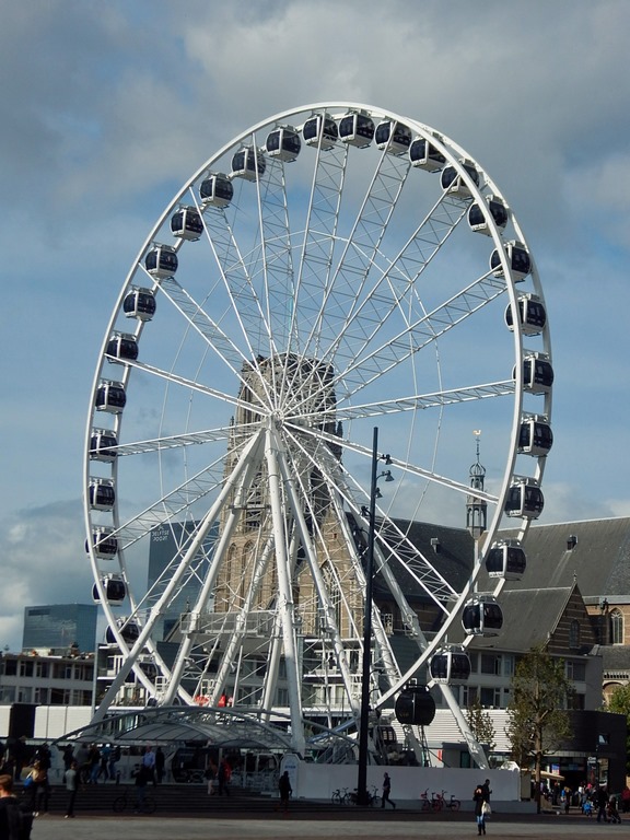 Rotterdam Riesenrad mit St. Laurenskerk im Hintergrund