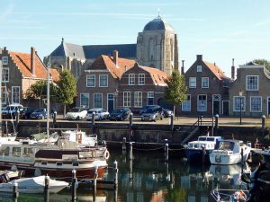 Veere mit Hafen und Kirche