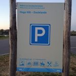 Mit dem Auto in Zeeland: Am Ortsrand gibt es auch kostenlose Parkplätze