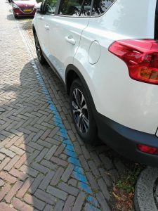 Autodetail in Parkzone mit blauer Linie
