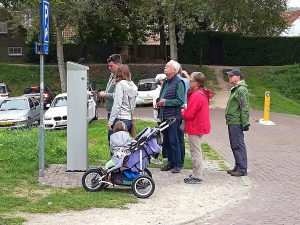 Menschen am Parkplatzautomat in Veere