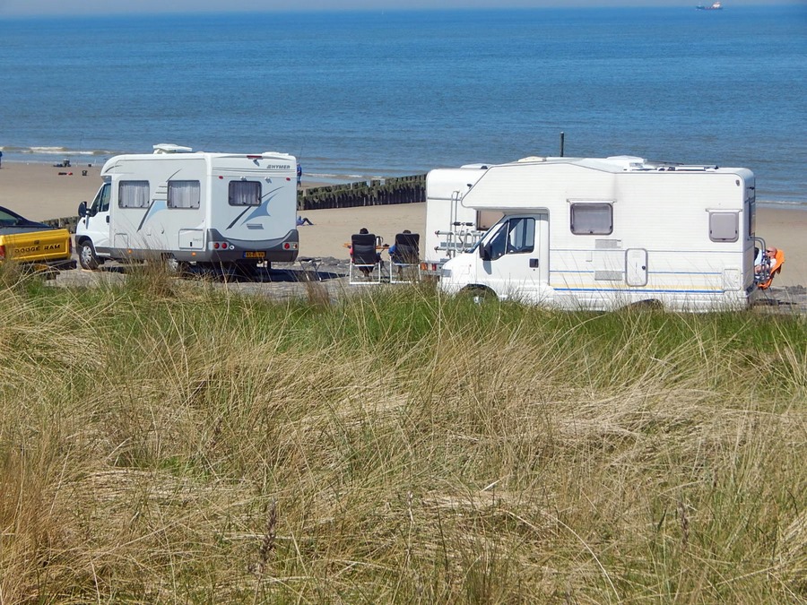 Auto in Zeeland: Wohnmobile auf Deich
